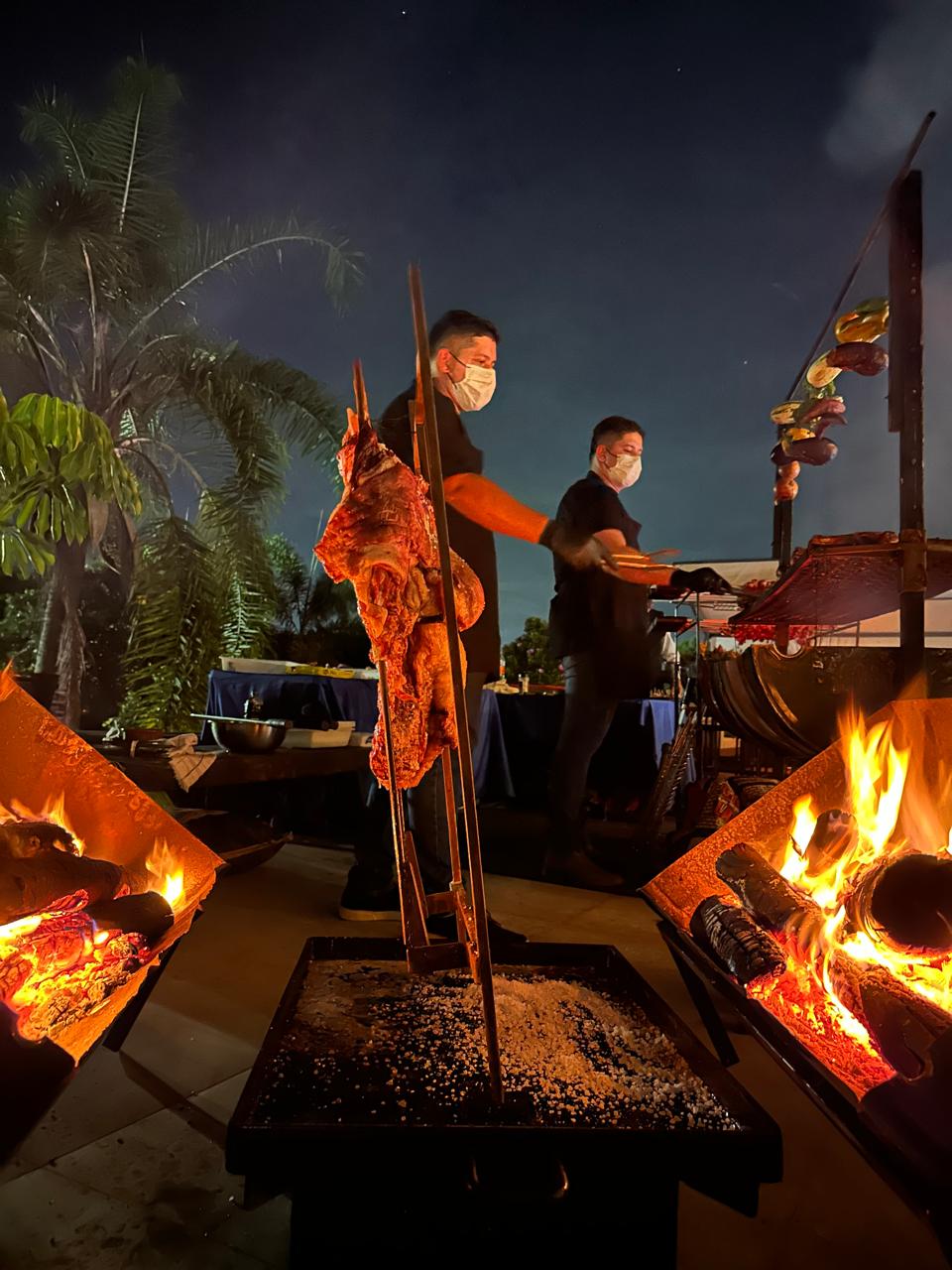 Churrasco em Brasília Buffet — profissionais assando carnes ao fogo