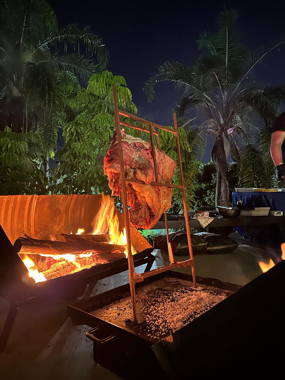 Churrasco em Brasília Buffet — carne na grelha ao fogo vivo